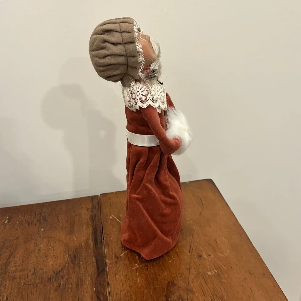 1993 BYERS CHOICE CHRISTMAS CAROLER Woman Long Blond Hair Pink Velvet Dress